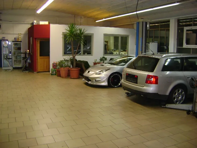 Werkstatthalle von KFZ Breski mit Fahrzeugen
