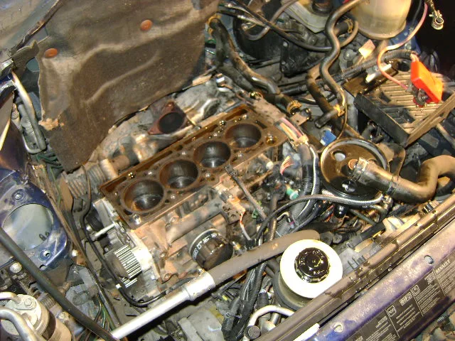 Geöffneter Motorraum in der Werkstatt